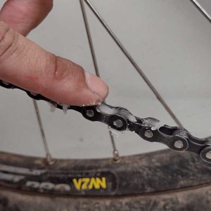 aplicando cera de corrente detalhe
