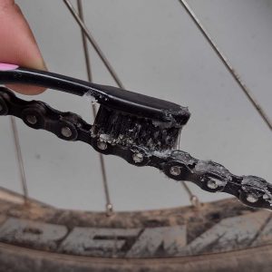 Aplicando cera de corrente com escova 02